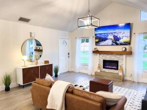 un soggiorno con divano e camino di Costa Bella House a Port Saint Lucie