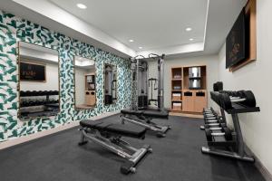 Fitness centrum a/nebo fitness zařízení v ubytování The Inelle, Oakhurst Yosemite, a Tribute Portfolio Hotel