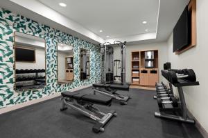 Fitness centrum a/nebo fitness zařízení v ubytování The Inelle, Oakhurst Yosemite, a Tribute Portfolio Hotel