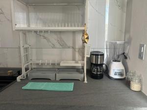 a kitchen with a counter top with a blender at Estancia inteligente in Mexico City