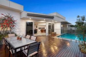 een huis met een eettafel en een zwembad bij Marvellous Montfort in Blairgowrie +30 foto's
