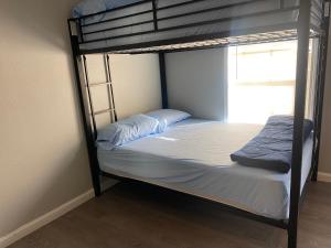 Postel nebo postele na pokoji v ubytování Haystack Hostel
