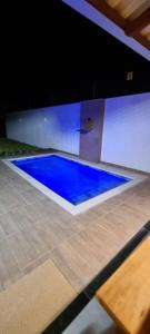 a blue floor in a room with a table at Casa de férias Mirante Casa mar in Prado