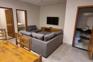 a living room with a couch and a tv at Casa de férias Mirante Casa mar in Prado