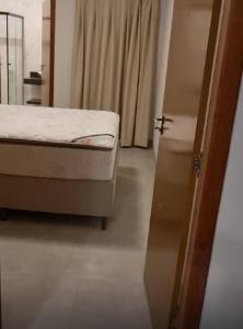 a small bedroom with a bed and a window at Casa de férias Mirante Casa mar in Prado