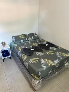Postel nebo postele na pokoji v ubytování Habitación y piscina en casa compartida