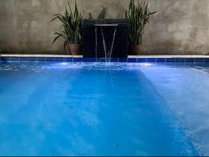 Bassein majutusasutuses Habitación y piscina en casa compartida või selle lähedal