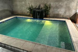 Bassein majutusasutuses Habitación y piscina en casa compartida või selle lähedal
