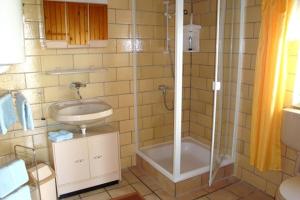 ein Bad mit einer Dusche und einem Waschbecken in der Unterkunft Ferienhaus Figelski in Sassnitz