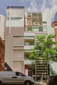 メルボルンにあるVAQUAY Brightside Basement In Melbourne CBDの建物の前に駐車された白いバン