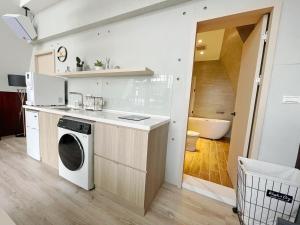 a kitchen with a washer and dryer in a room at 朵2包棟Villa in Xiaoliuqiu
