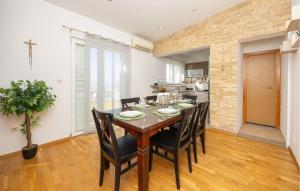 Kuchyň nebo kuchyňský kout v ubytování Holiday Apartment Makarska 3