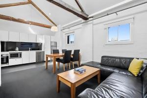 Kuchyň nebo kuchyňský kout v ubytování Gibson Mill waterfront loft apartment - 303