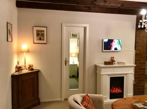 ein Wohnzimmer mit einem Kamin und einem TV an der Wand in der Unterkunft Welcome Home + Terrasse in Winterberg