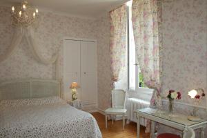 Un pat sau paturi într-o cameră la Manoir De Montflambert