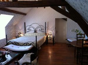 En eller flere senger på et rom på Manoir De Montflambert