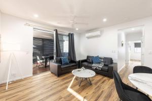 Posezení v ubytování Windsor Charm - Unit One in Hermit Park Townsville