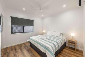 Postel nebo postele na pokoji v ubytování Windsor Charm - Unit One in Hermit Park Townsville