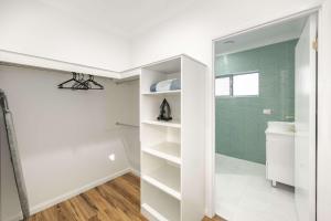 Koupelna v ubytování Windsor Charm - Unit One in Hermit Park Townsville + 10 fotografií