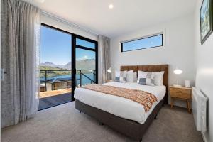Un dormitorio con una cama grande y una ventana grande. en Tairanga View, en Queenstown 12 fotos más