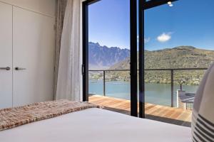 1 dormitorio con cama y vistas a la montaña en Tairanga View, en Queenstown