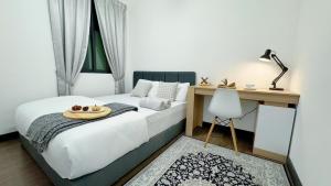 Un dormitorio con una cama con una bandeja de madera. en VISTA Bangi Fully Air Con Suite Plus Netflix with WIFI 600mbps, en Kampong Sungai Ramal Dalam 13 fotos más