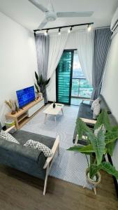 una sala de estar con un sofá y una mesa en VISTA Bangi Fully Air Con Suite Plus Netflix with WIFI 600mbps, en Kampong Sungai Ramal Dalam