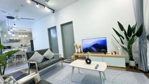 una sala de estar con un sofá y una mesa en VISTA Bangi Fully Air Con Suite Plus Netflix with WIFI 600mbps, en Kampong Sungai Ramal Dalam