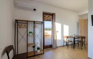 ein Esszimmer mit einem Tisch und einer Glastür in der Unterkunft Beautiful Apartment In Moscufo in Moscufo