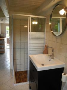 y baño con lavabo y espejo. en Ferienwohnung BoddenBlick, en Polchow