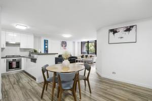 Η κουζίνα ή μικρή κουζίνα στο Delicated 3BR Apt with Parking & Darling Harbour-10mins walk