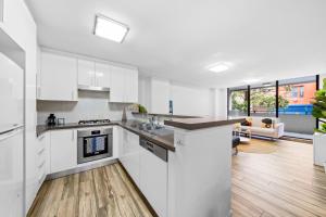 Η κουζίνα ή μικρή κουζίνα στο Delicated 3BR Apt with Parking & Darling Harbour-10mins walk