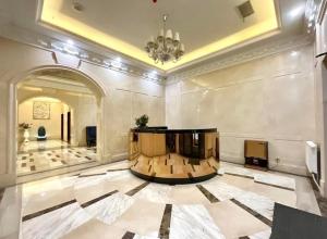 乌兰巴托Classic apartment at Circus的一间大房间，大厅宽敞，地板很大
