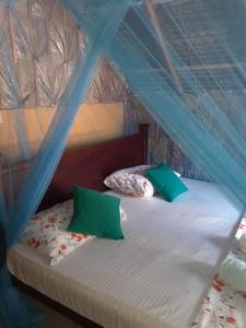 Ένα ή περισσότερα κρεβάτια σε δωμάτιο στο vitamin Sea beach cottage