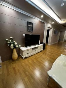 Classic apartment at Circus的电视和/或娱乐中心