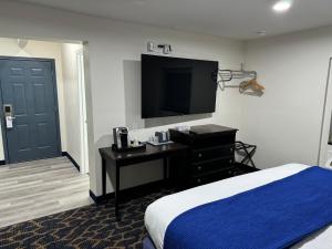 TV a/nebo společenská místnost v ubytování Lakeside Inn and Suites