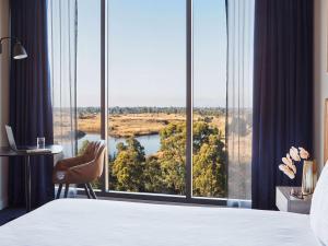 Výhled na řeku, která protéká v blízkosti hotelu