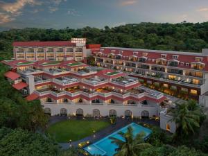 坎多林Grand Mercure Goa Candolim - An Accor Hotels Brand的带泳池的度假村的鸟瞰图
