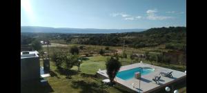 eine Luftaufnahme eines Hauses mit Swimmingpool in der Unterkunft Waylla in Panaholma