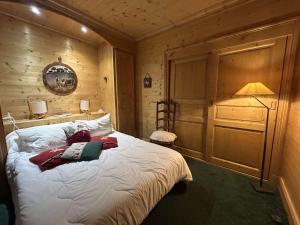 a bedroom with a large bed in a wooden room at Charmant 3 pièces Méribel avec cheminée et proche pistes - FR-1-180-641 in Les Allues