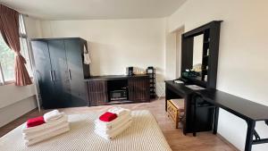 Una habitación con un tocador y un escritorio con espejo. en Seoul Boutique Hotel 서울부티크호텔 首尔精品酒店, en Pattaya central