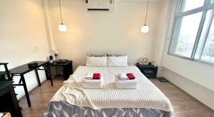 a bedroom with a bed with towels on it at Seoul Boutique Hotel 서울부티크호텔 首尔精品酒店 in Pattaya Central