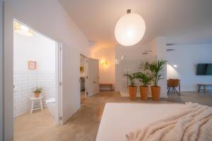 Posteľ alebo postele v izbe v ubytovaní Loft con piscina climatizada de agua salada y parking en el centro de Figueres