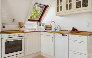 Una cocina o cocineta en 2 Bedroom Beautiful Home In Gedser