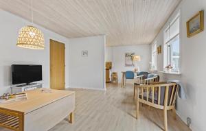 ein Wohnzimmer mit Tisch und Fernseher in der Unterkunft One-Bedroom Holiday Home Skagen 04 in Skagen