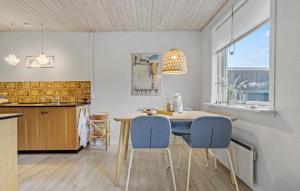 eine Küche und ein Esszimmer mit Tisch und Stühlen in der Unterkunft One-Bedroom Holiday Home Skagen 04 in Skagen