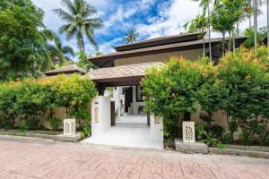 a villa with a gate in front of a house at Renovated Luxury 3 Bed Pool Villa Kirikayan Maenam Koh Samui in Amphoe Koh Samui