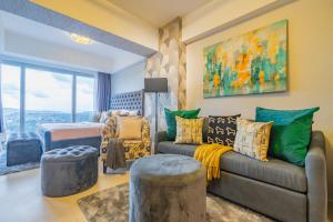 Posezení v ubytování Aeon Towers Apartments I Next to Abreeza Ayala Malls I Prime Location l Fast Wifi l Free Pool I Managed by Bleuspace