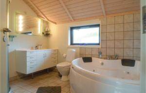 Ванная комната в Four-Bedroom Holiday Home In Farso