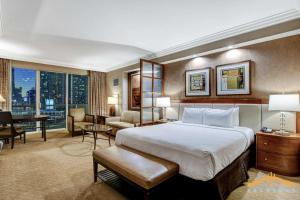 una camera d'albergo con un letto grande e una scrivania di MGM Signature-07-707 Strip View Balcony Studio a Las Vegas